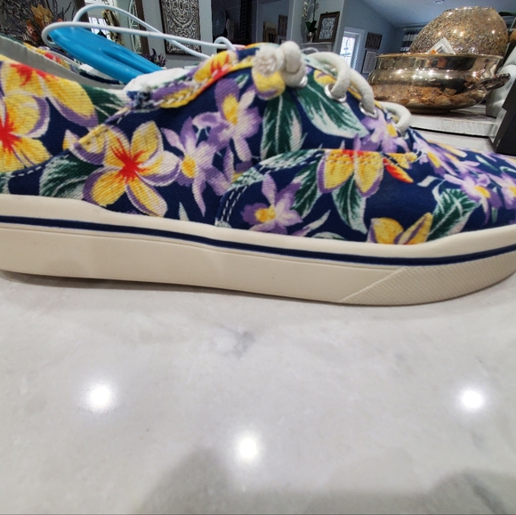 BNWT Mad Love Hawaiian Canvas Sneakers - Picture 3 of 3